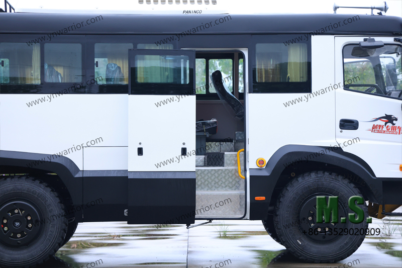 Dongfeng 4x4 off-road bus 3-step enter