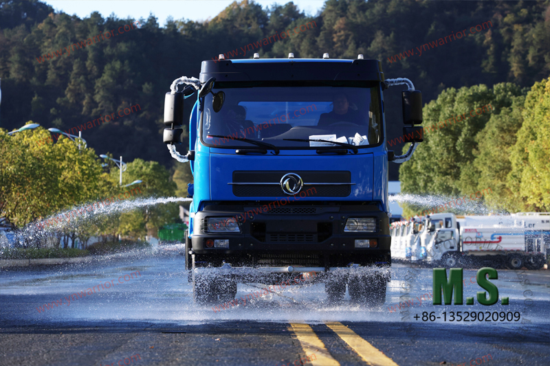 Dongfeng 4x2 water sprinkler truck with multiple sprinkler