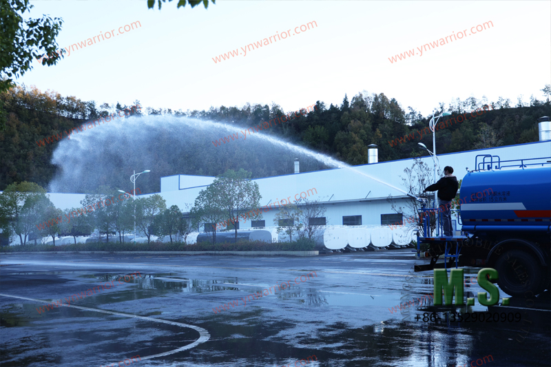 Dongfeng 4x2 water sprinkler truck long range, high pressue strong nozzle