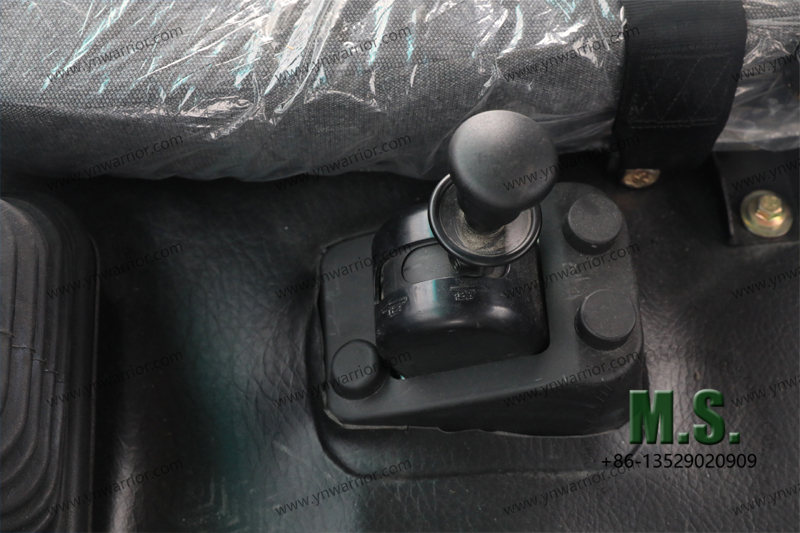 hydraulic cab flip device on the 153 model cab Dongfeng Chinese truck