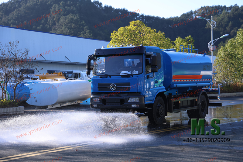 Dongfeng 4x2 water sprinkler truck road watering sweeping