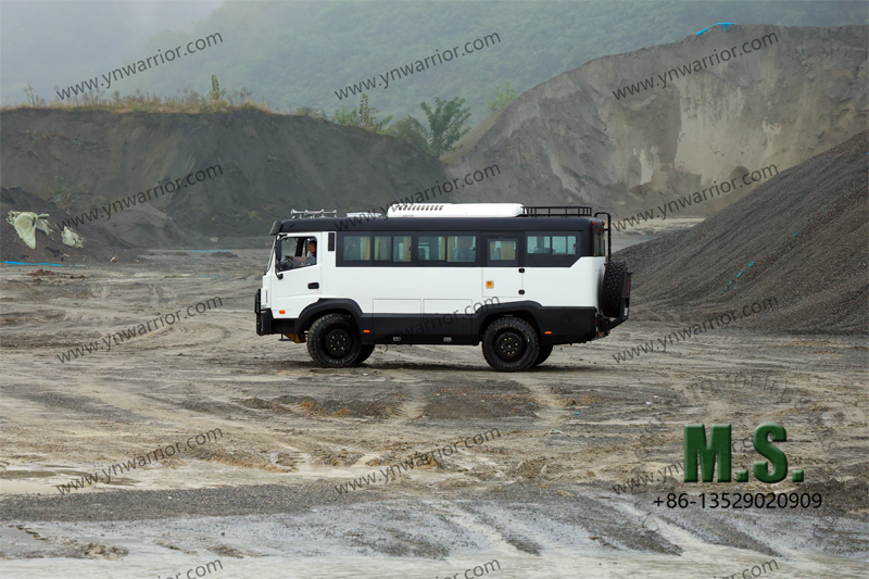 Dongfeng 4x4 off-road bus operating in mountain and quarry
