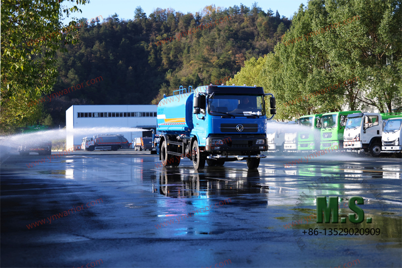 Dongfeng 4x2 water sprinkler truck dual spraying water on both side