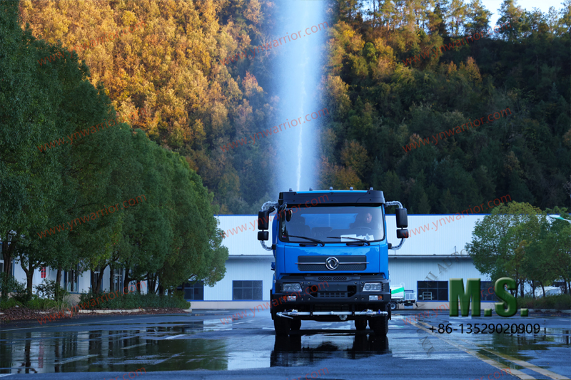 Dongfeng 4x2 water sprinkler truck vertical spraying strong nozzle spray gun