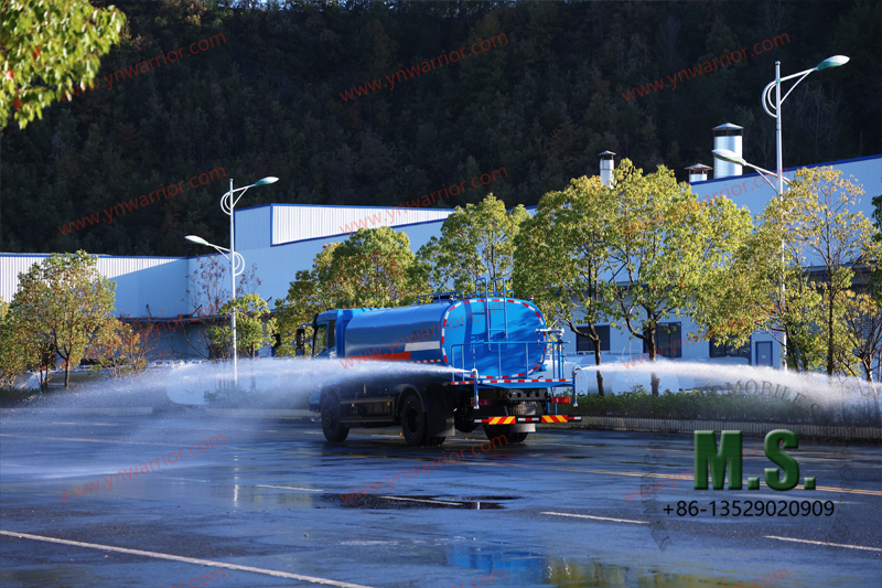 Dongfeng 4x2 water sprinkler truck front and rear dual greening irrigation
