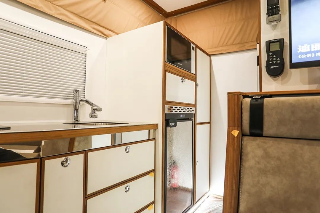 4x4 off-road mengshi expedition version with kithchen, refrigrator