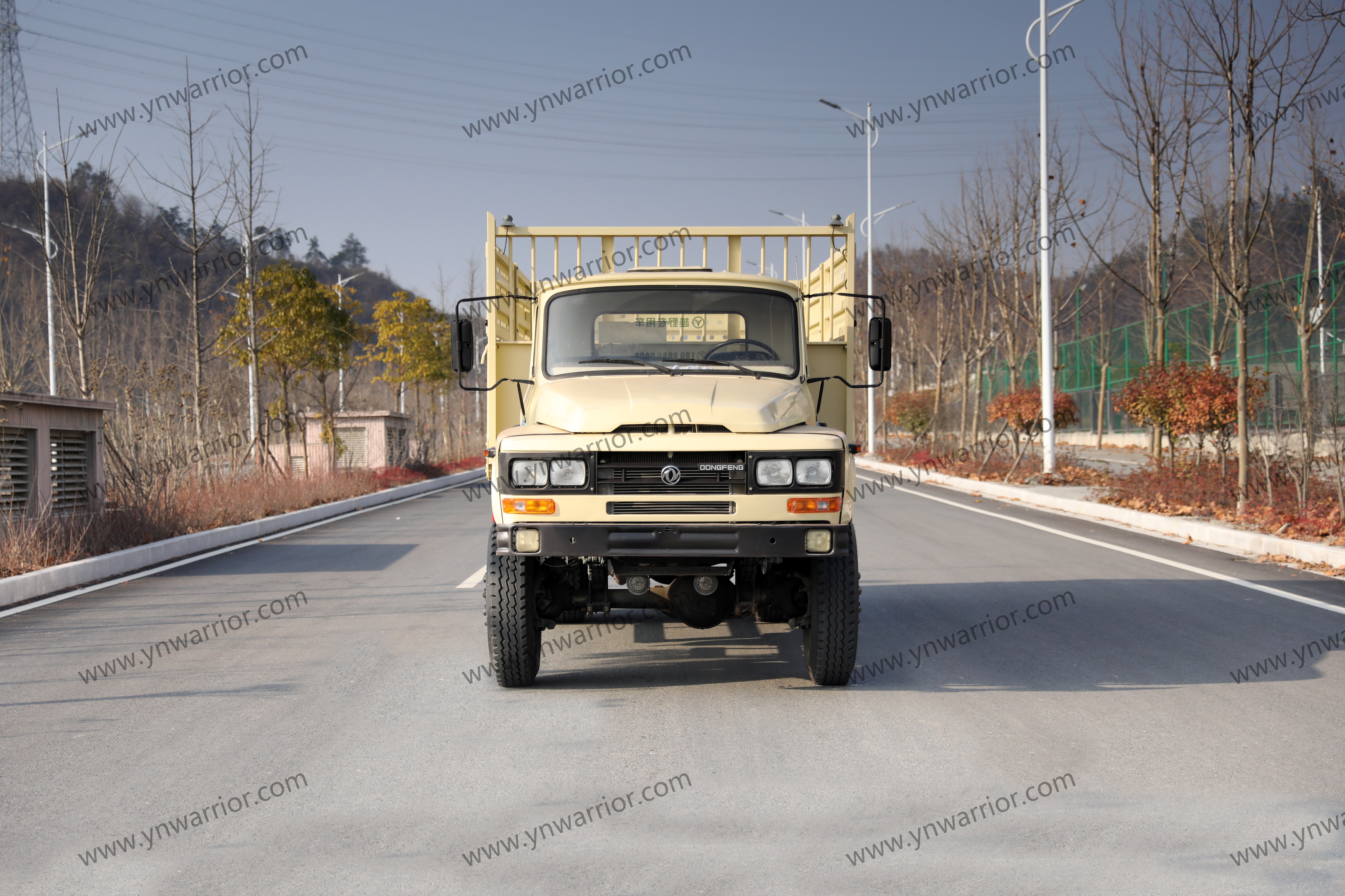 Dongfeng 4x4 off-road truck long-nose cabin