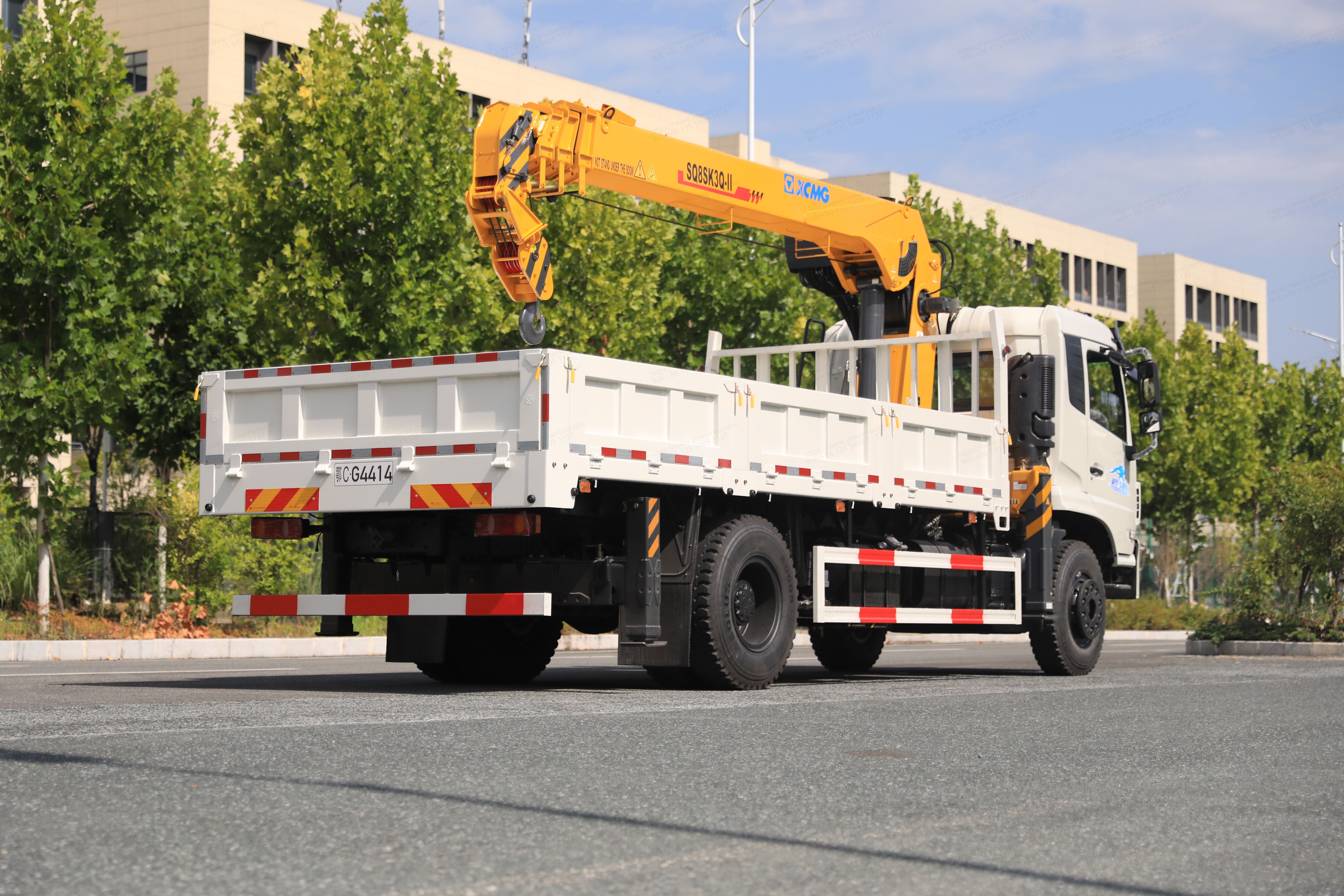 Chinese Dongfeng crane truck 3-section