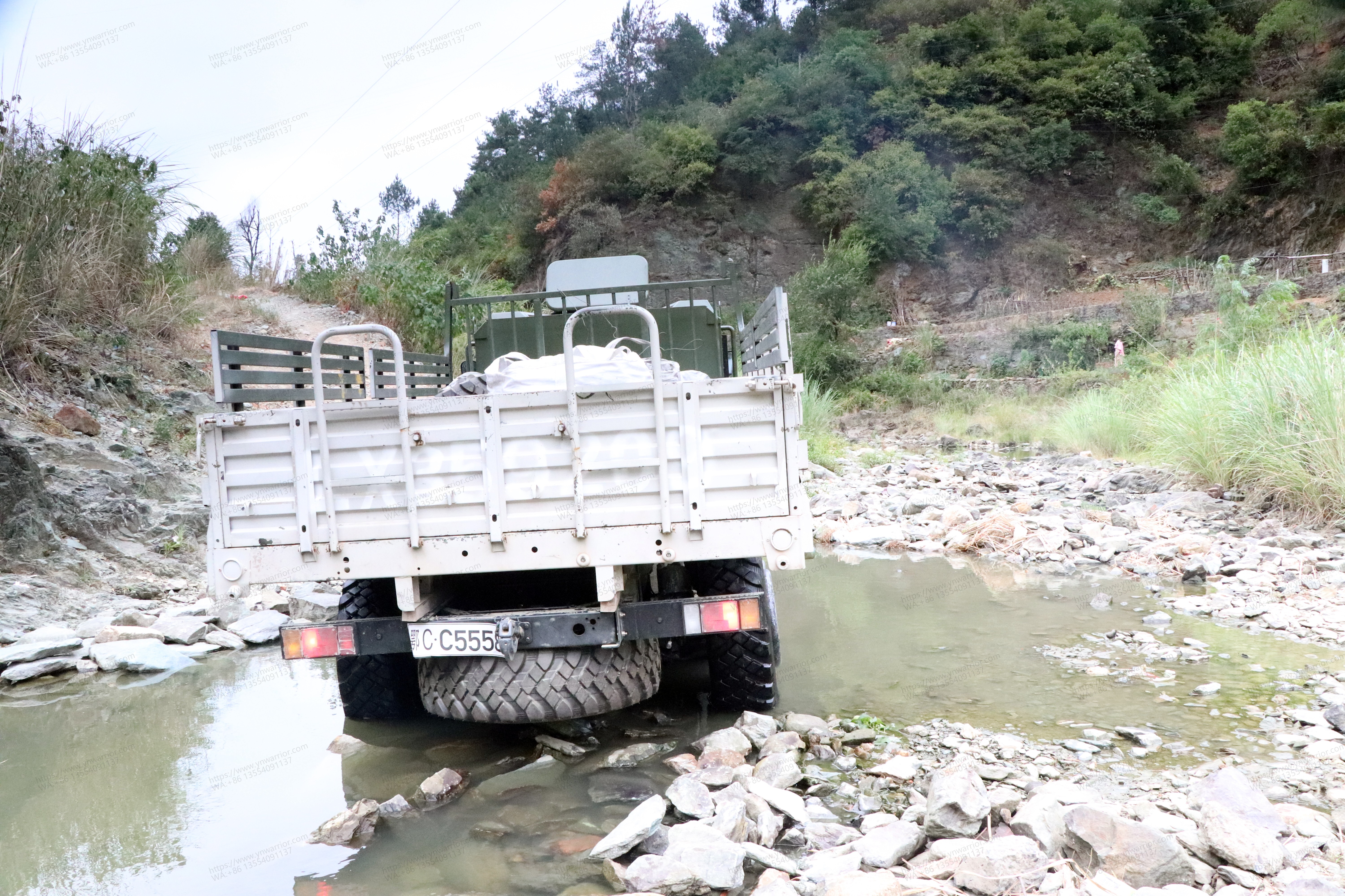 Dongfeng 6x6 off-road military bulletproof armored truck