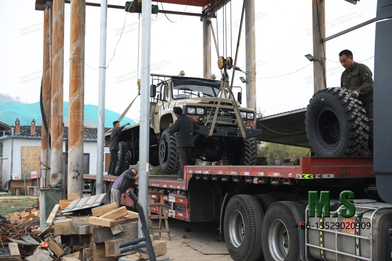 dongfeng trucks loading on the trailer bed