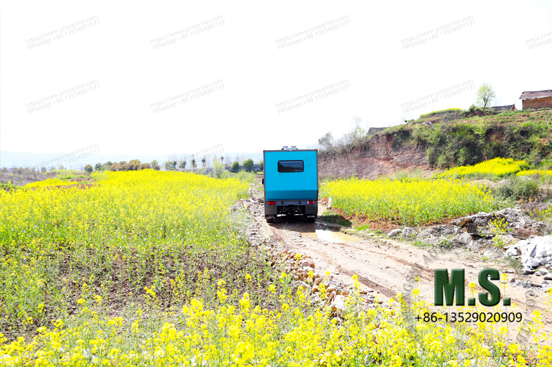 China Iveco 4x4 Off-road RV in rural