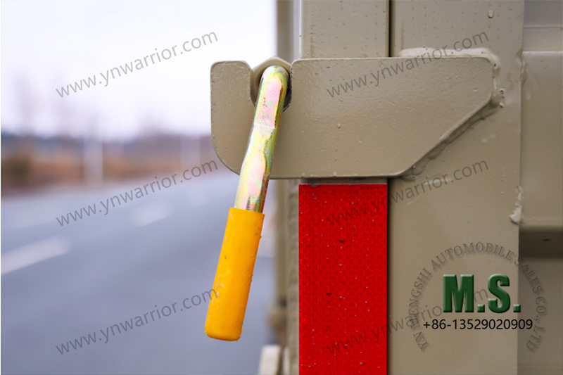dongfeng 6x6 off-road dump truck lock on the cargo box