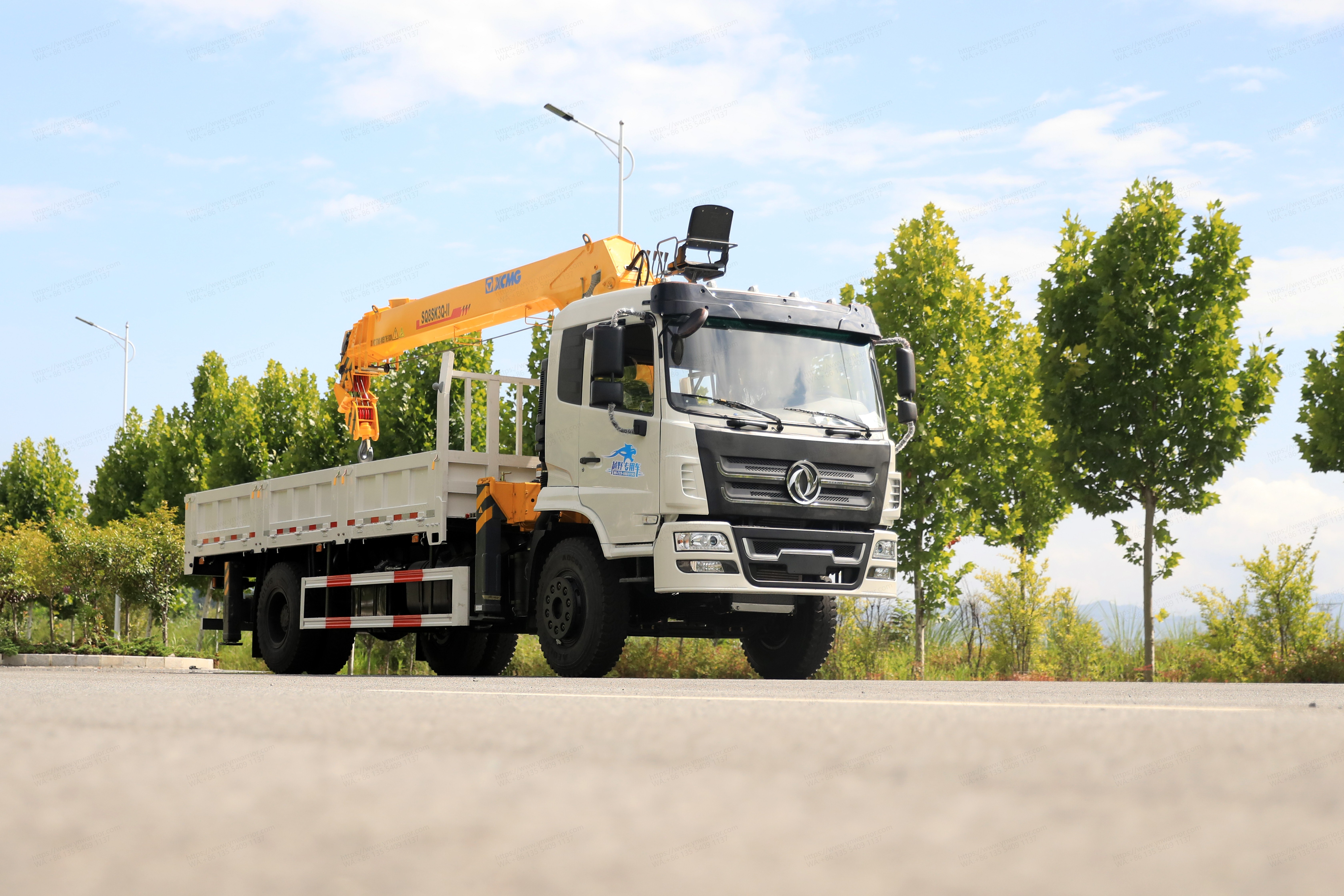 Chinese Dongfeng truck-mounted crane