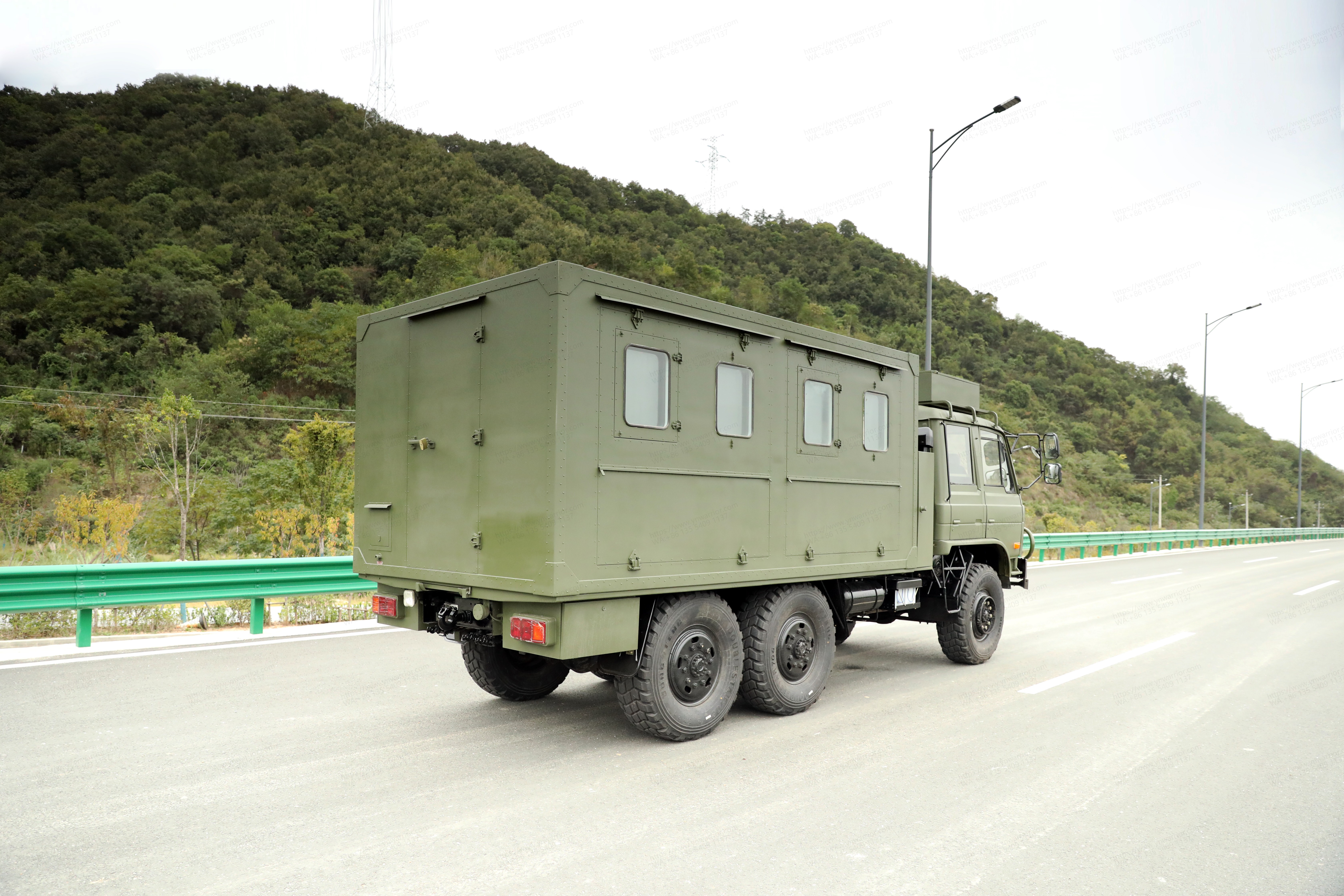 Dongfeng 6x6 off-road people transporting truck