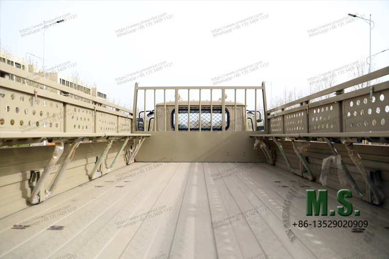 Dongfeng 4x2 cargo truck cargo trunk