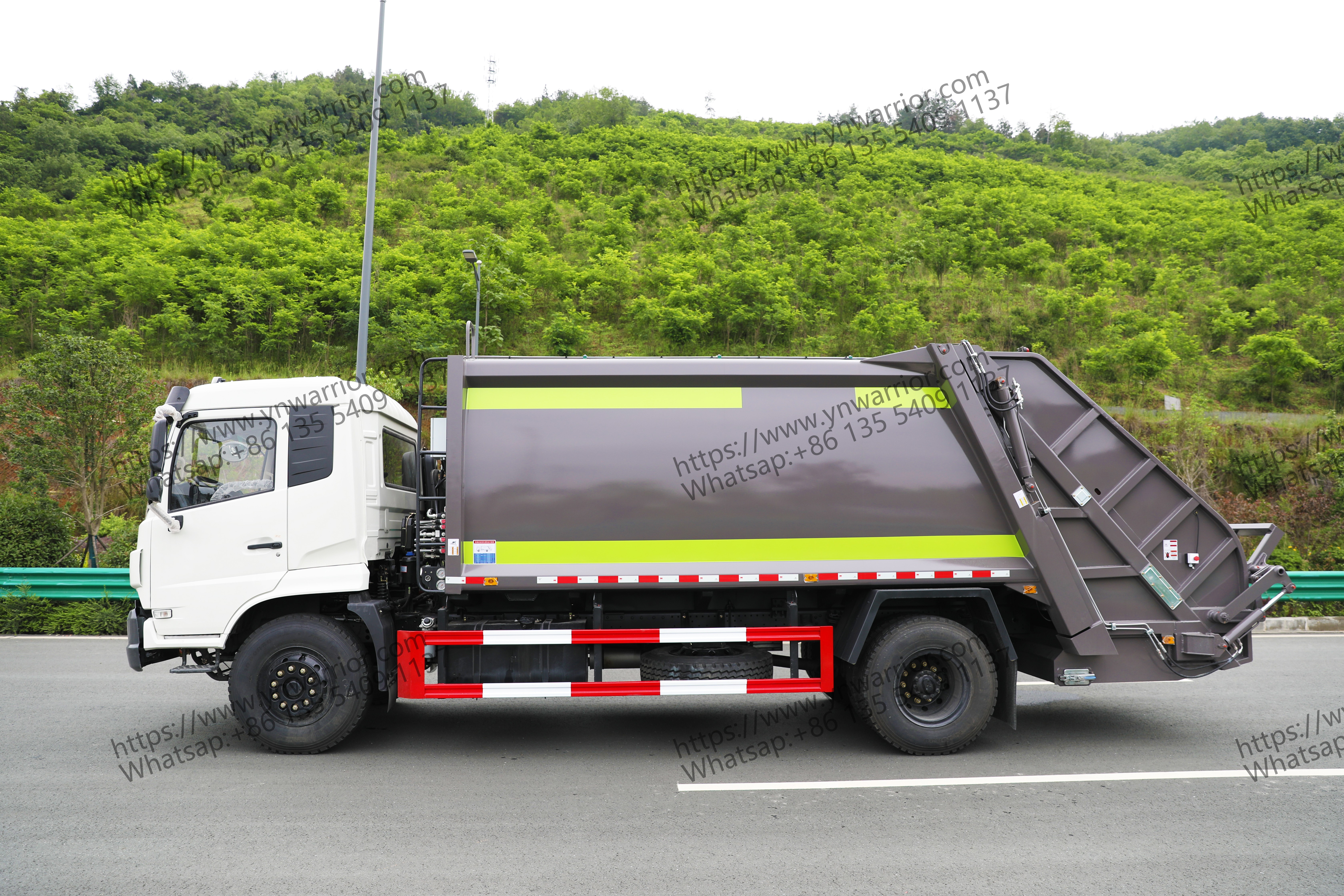 Dongfeng garbage truck factory direct side perspective