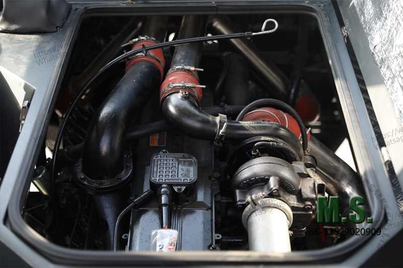 6x6 desert cruiser bus engine compartment