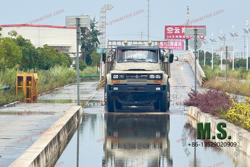 Dongfeng 4x4 truck rear double tyre_crossing stream test
