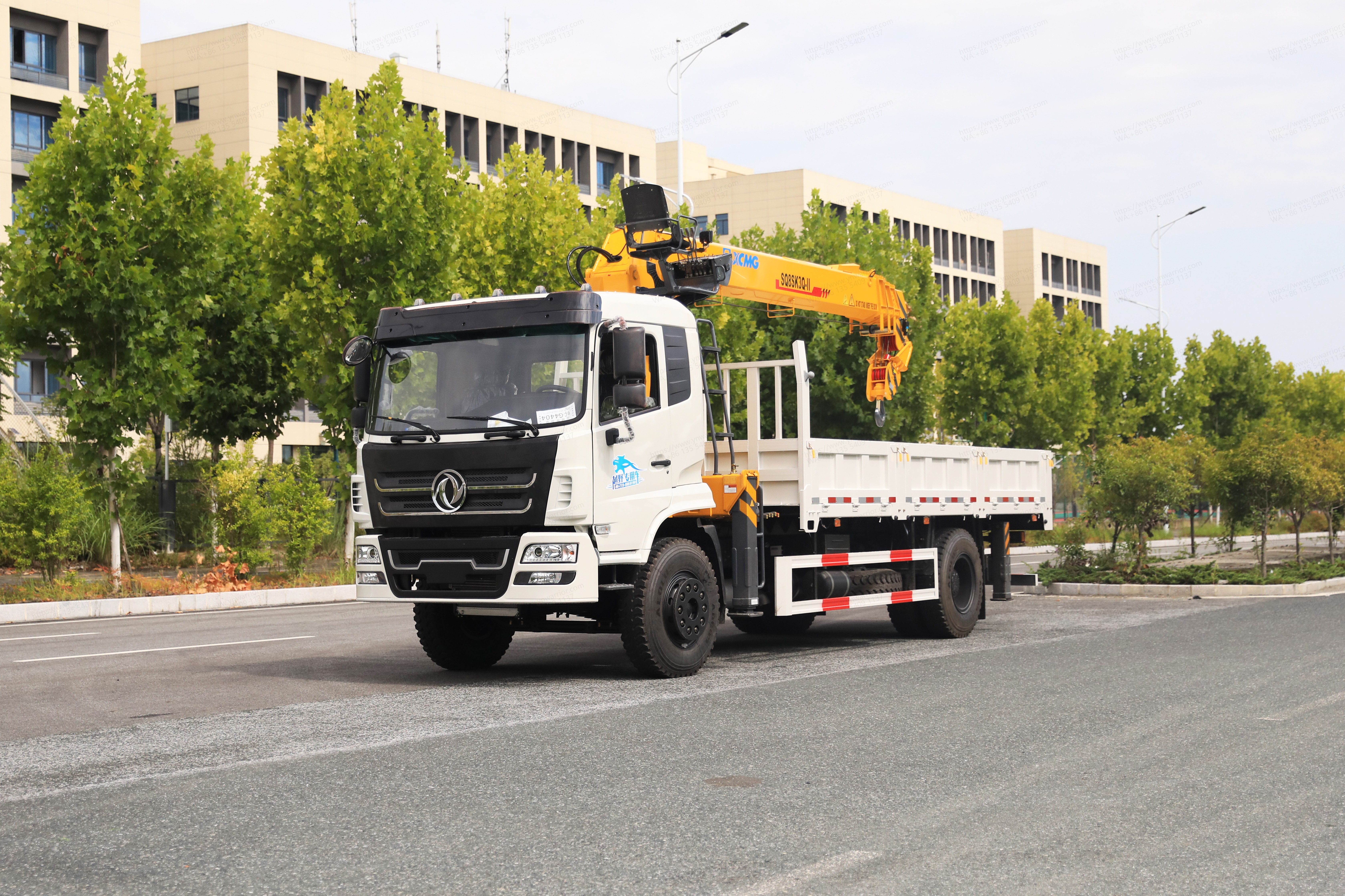 Chinese Dongfeng crane truck 8tons