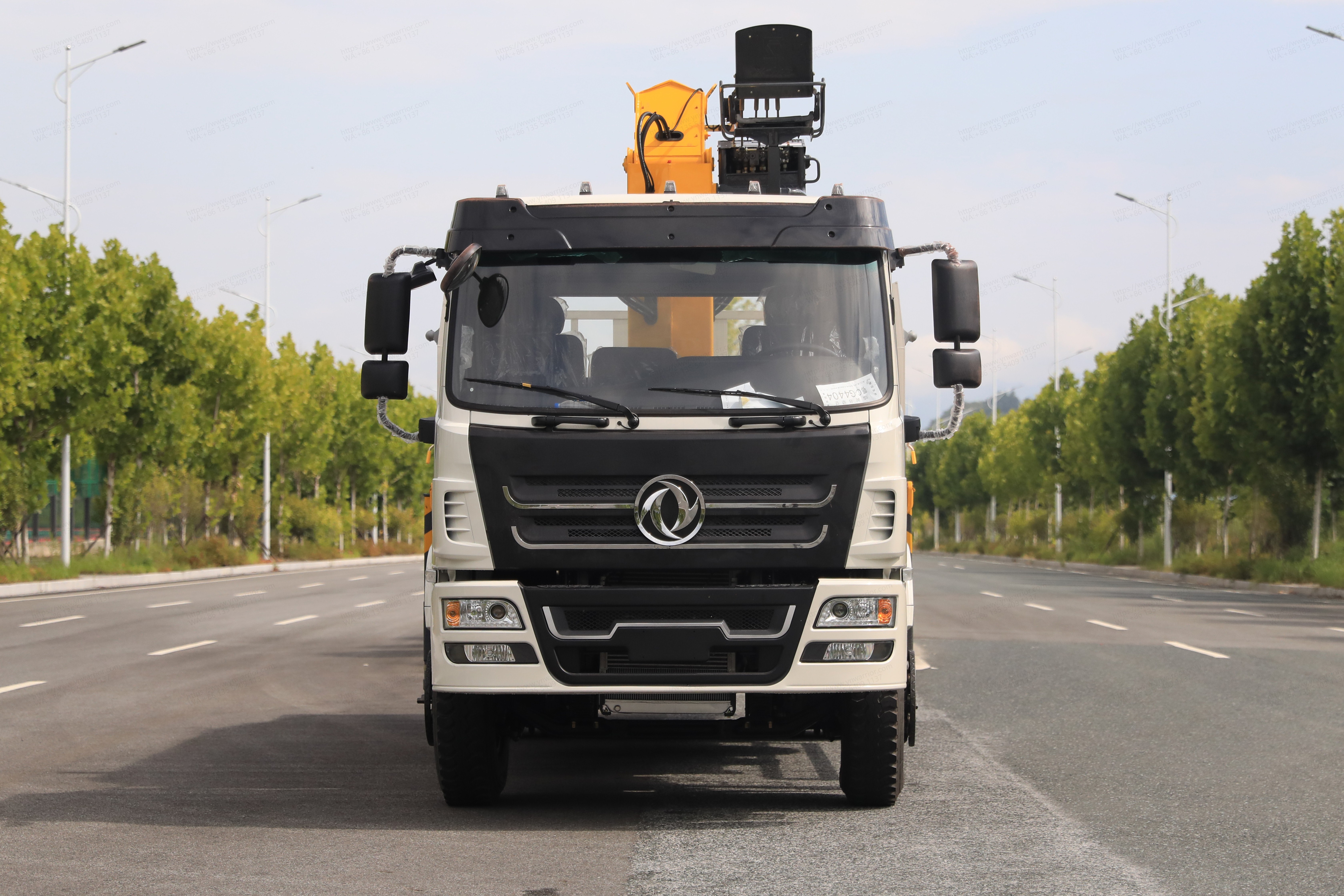 Chinese Dongfeng boom truck-mounted crane