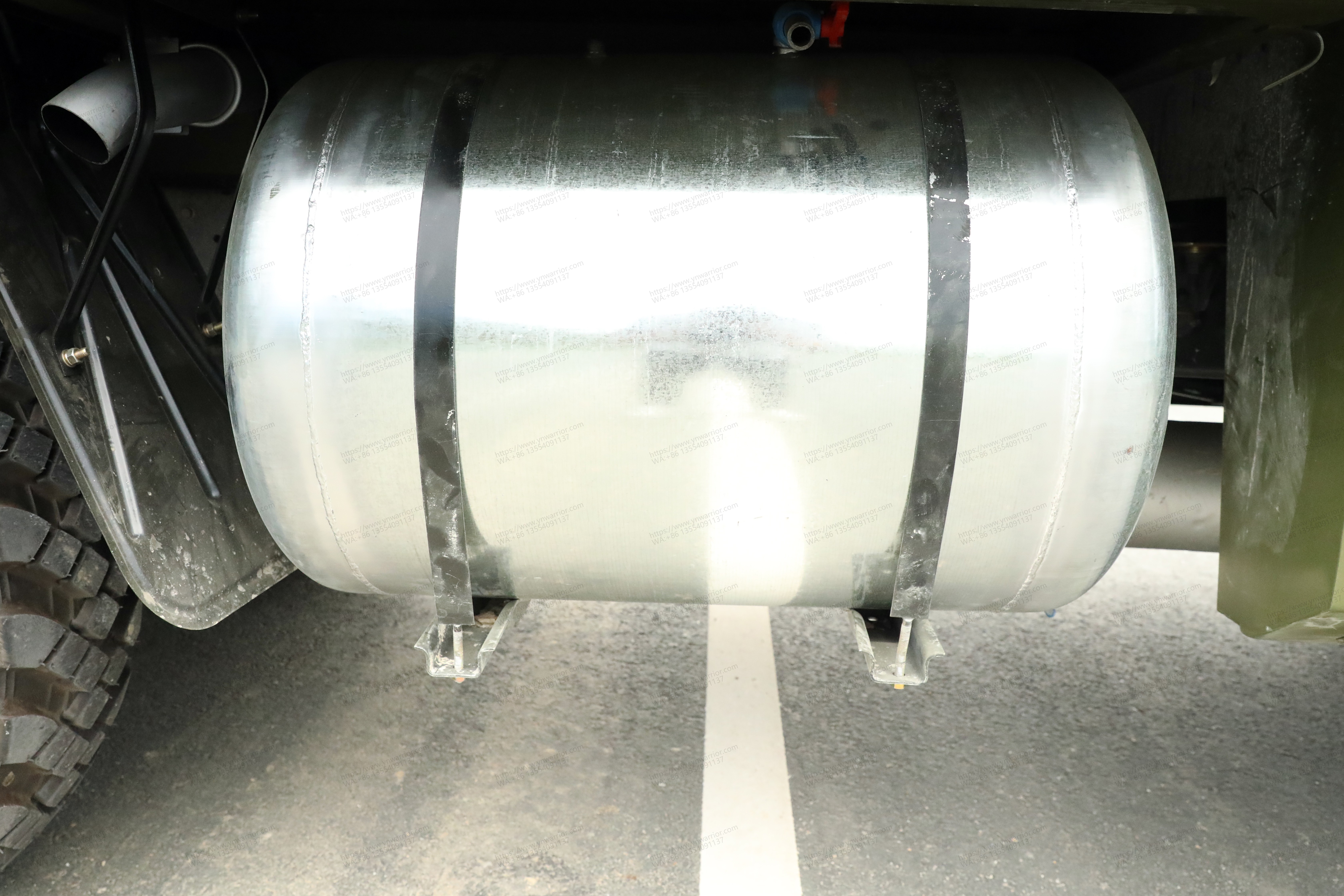 Dongfeng armored truck anti-bullet fuel tank