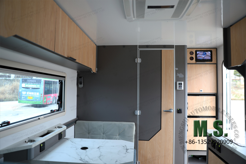 China Iveco 4x4 Off-road RV inside