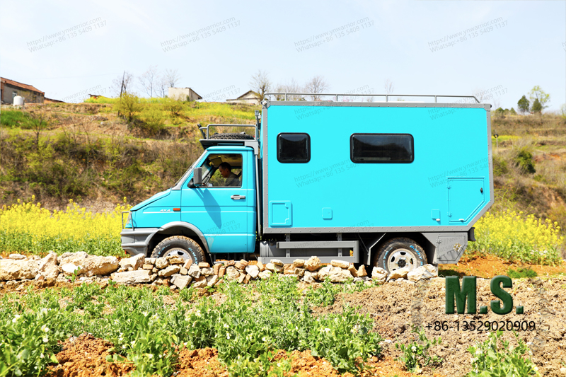 China Iveco 4x4 Off-road RV side view