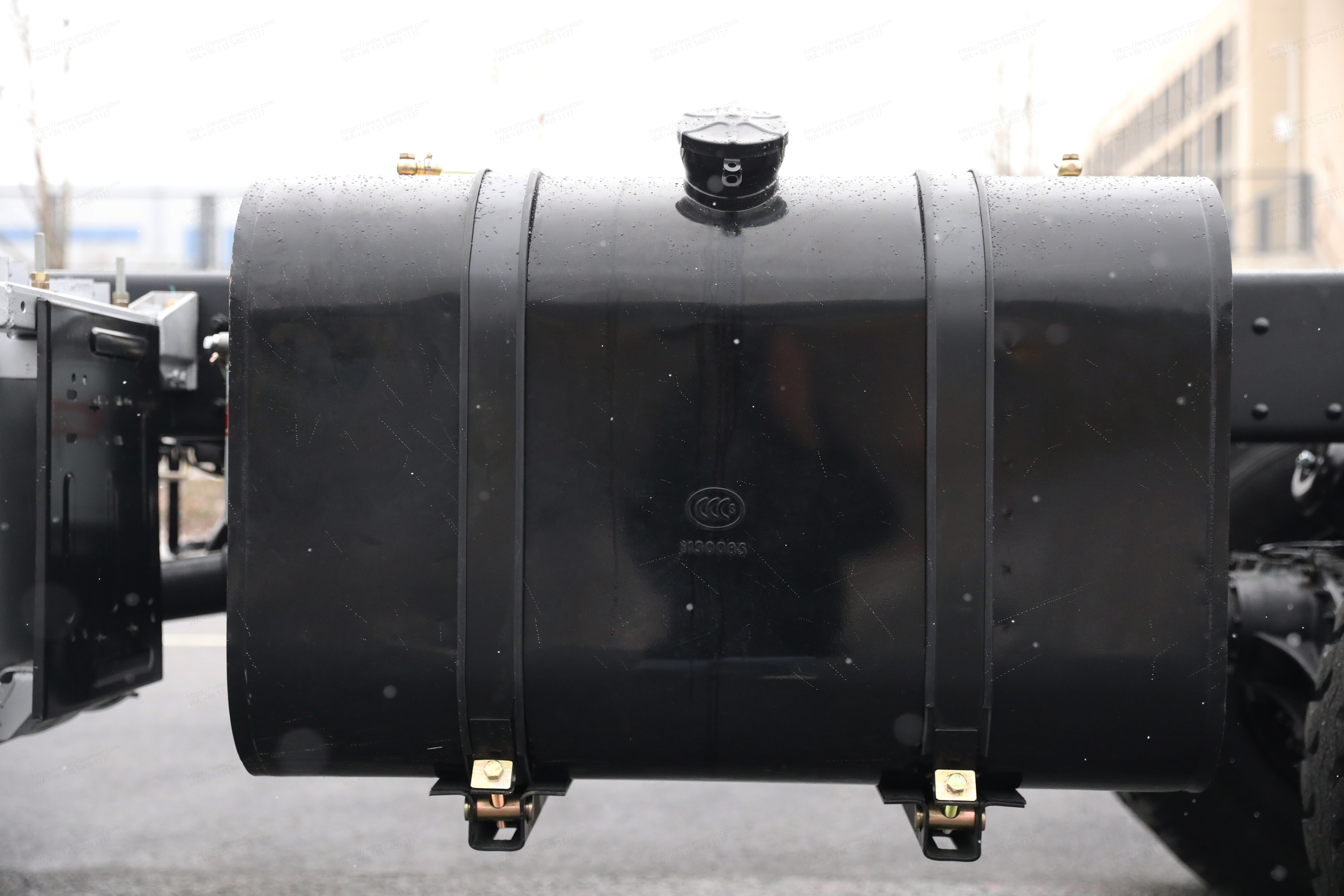 Chinese Dongfeng 8x8 truck chassis thickened fuel tank