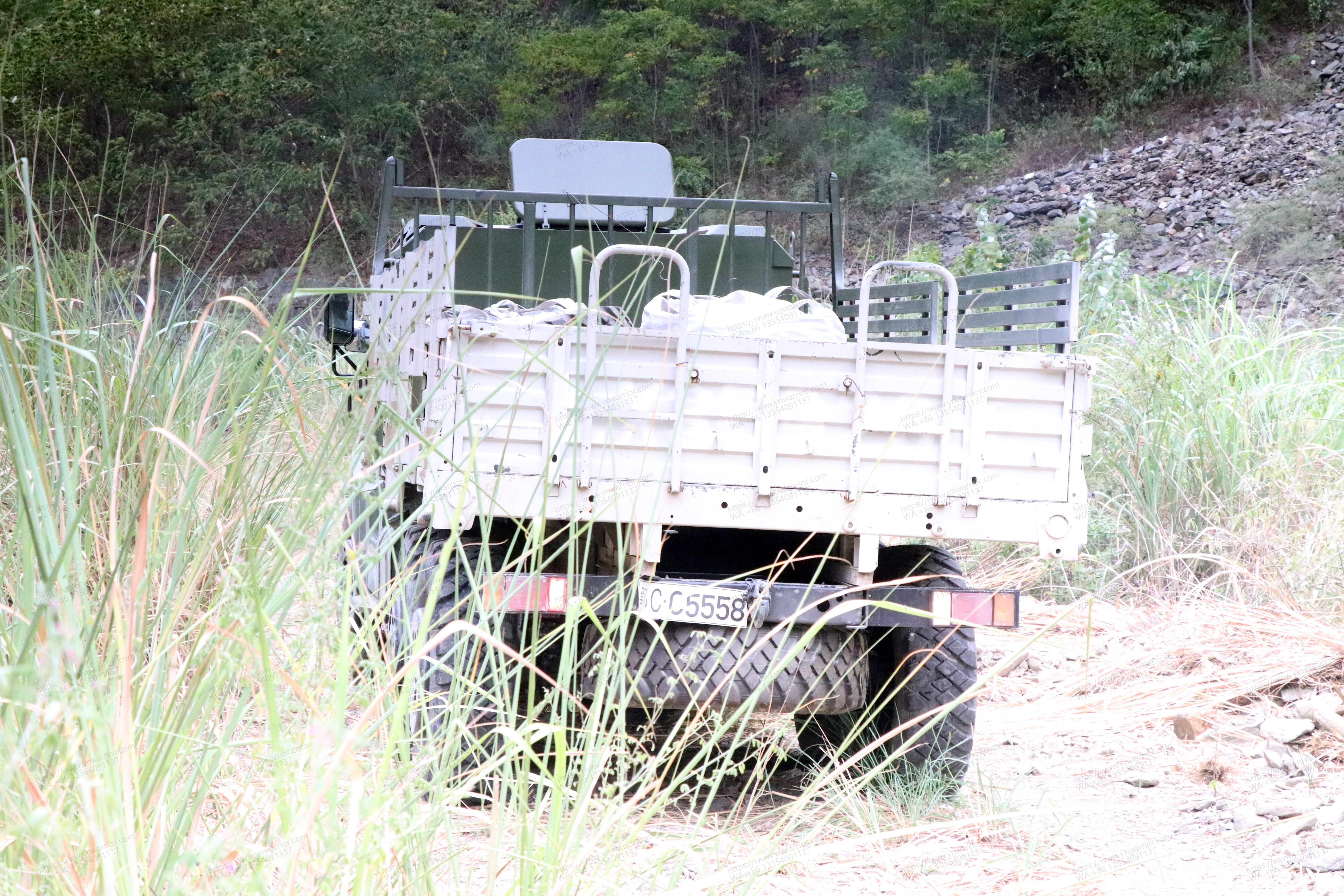 Dongfeng 6x6 off-road military battle armored truck