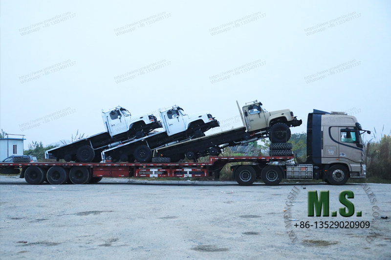 Dongfeng flat bed cargo trucks ship out from factory