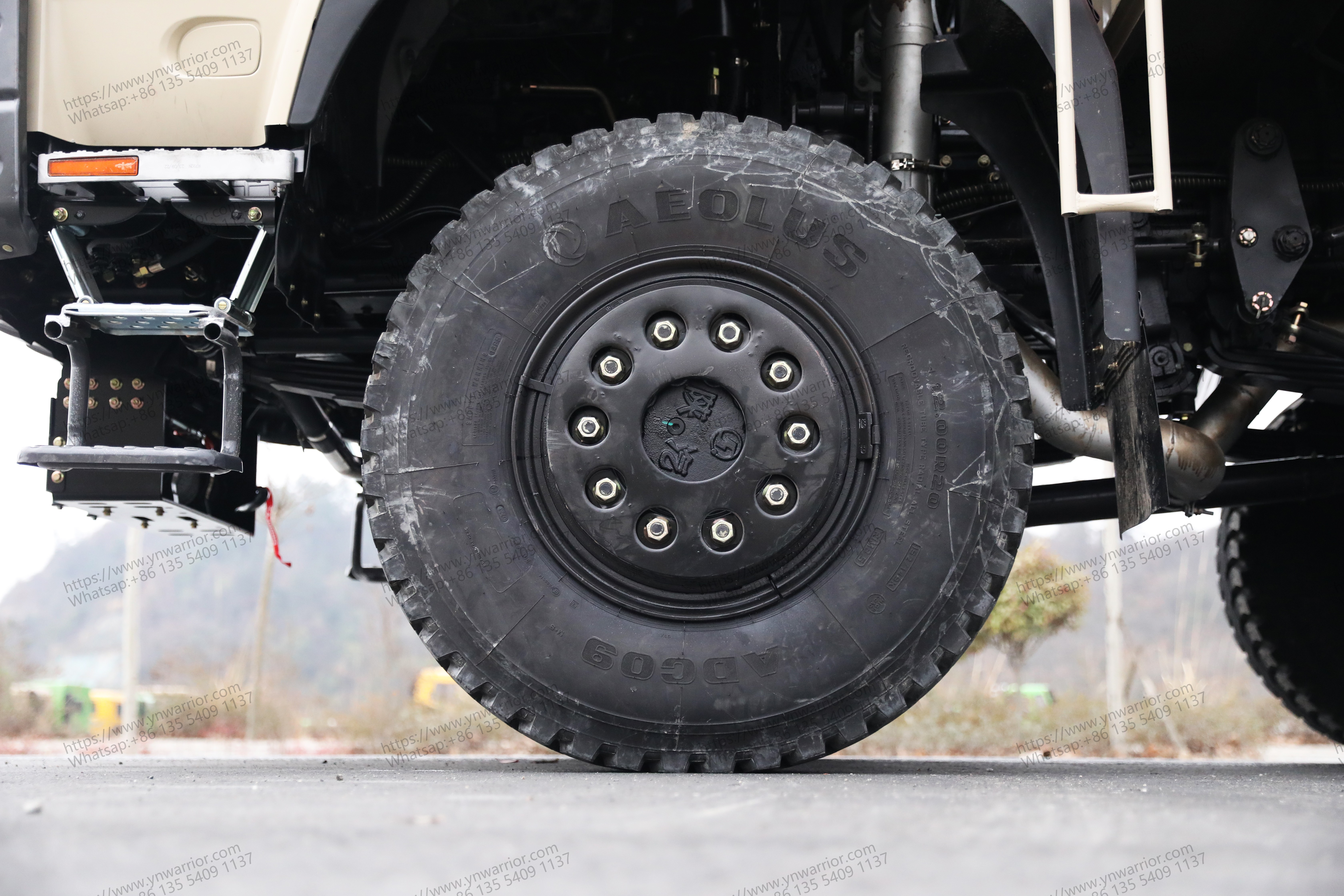 Dongfeng 8x8 heavy duty truck big tyre