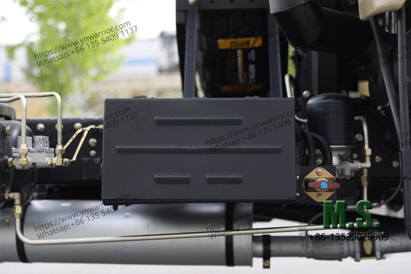 Dongfeng 6x6 double row truck storage box and battery box