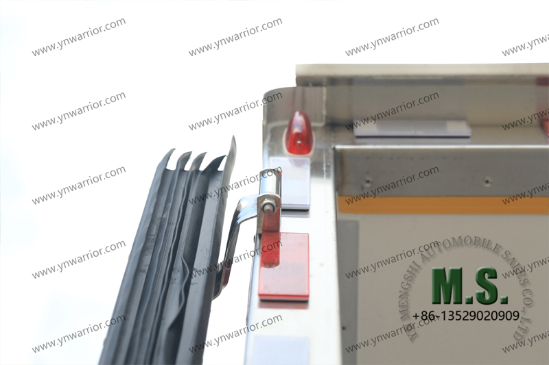automatic swiping rear gate of dongfeng 4x4 refrigerator truck