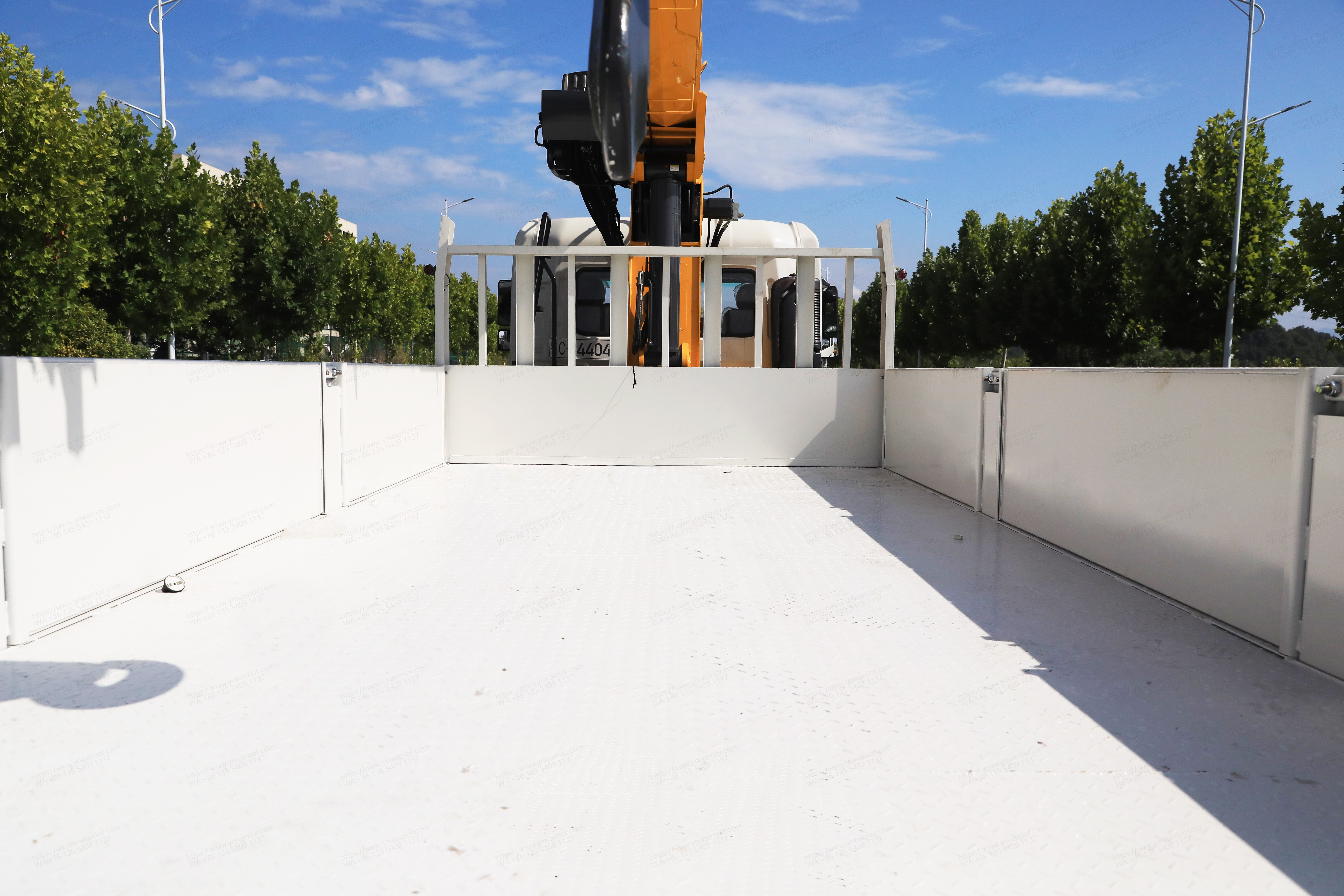 Dongfeng boom truck-mounted crane with cargo box