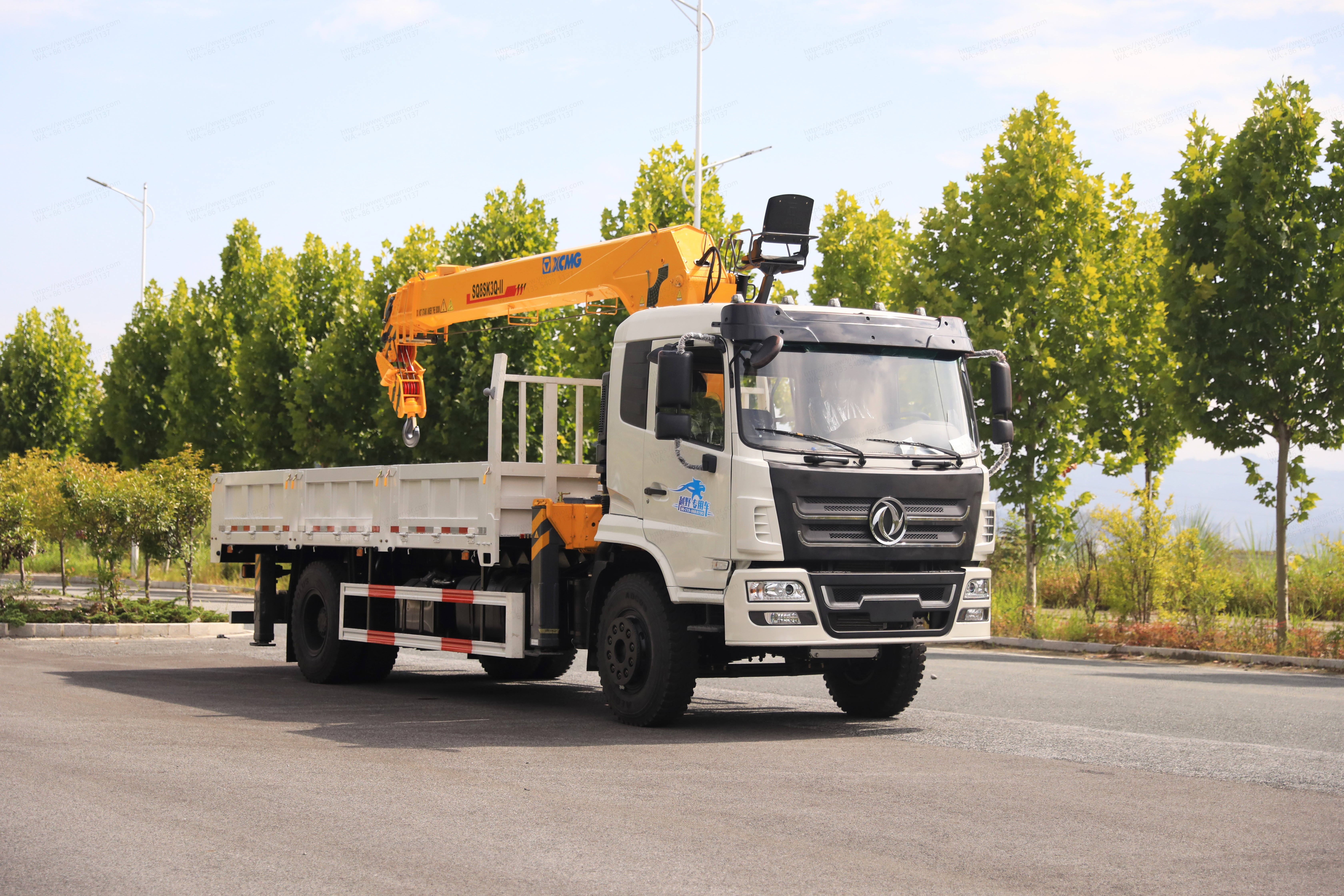 Chinese Dongfeng lorry with crane