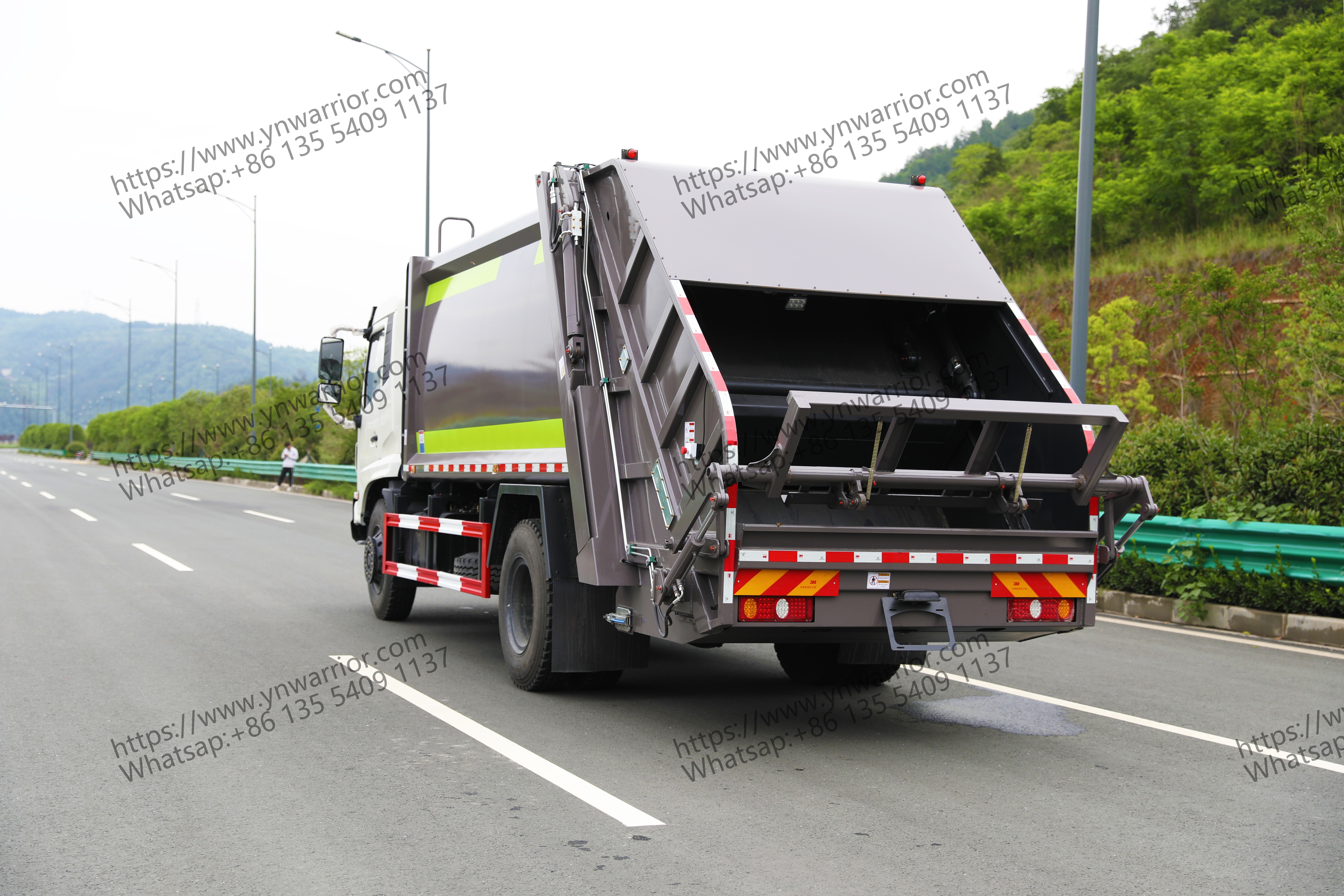 Dongfeng garbage truck factory direct rear perspective