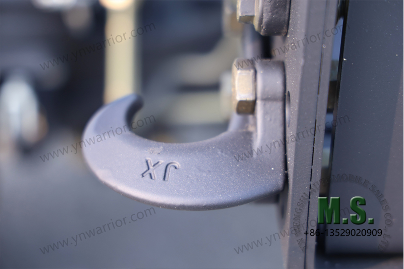 Dongfeng 11-ton 6x6 off-road truck single rear tyre footage of towing hook