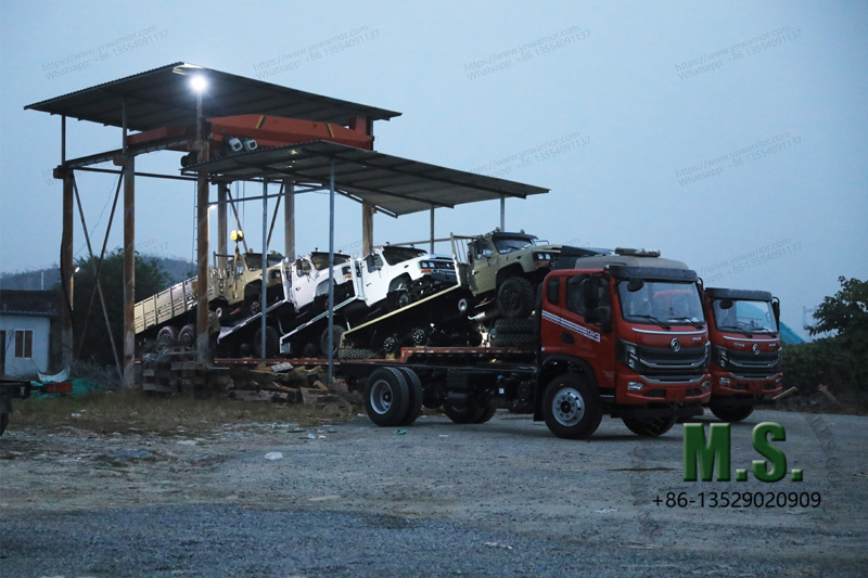 Dongfeng cargo trucks ship out from factory