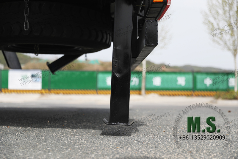 4X2 flatbed rescue truck hydraulic leg
