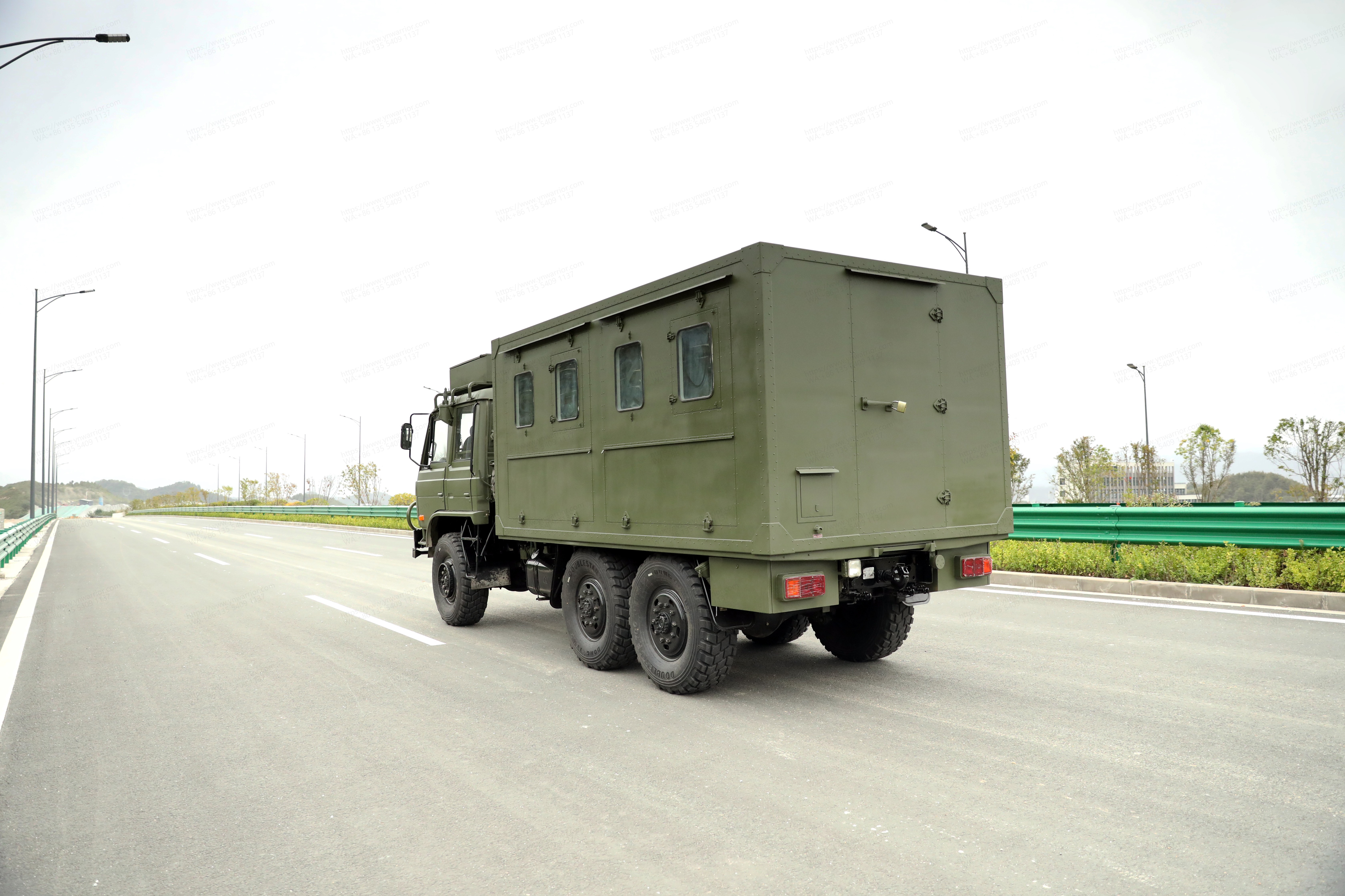 Dongfeng 6x6 off-road shuttle truck