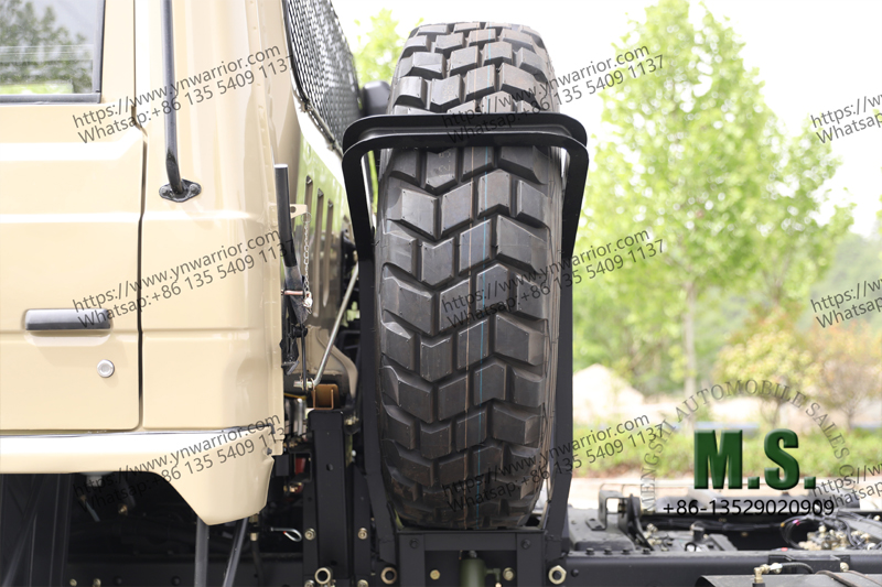 Dongfeng 6x6 double row truck spare tyre behing the cabin