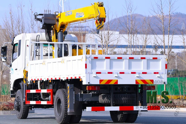 4*4 6.3-ton White Dong Feng Truck-mounted Crane Transport Vehicle,WeiChai WP6.210E32，210-horsepower 18-ton Gross Weight，Eight Gears ,Manufacturer Direct