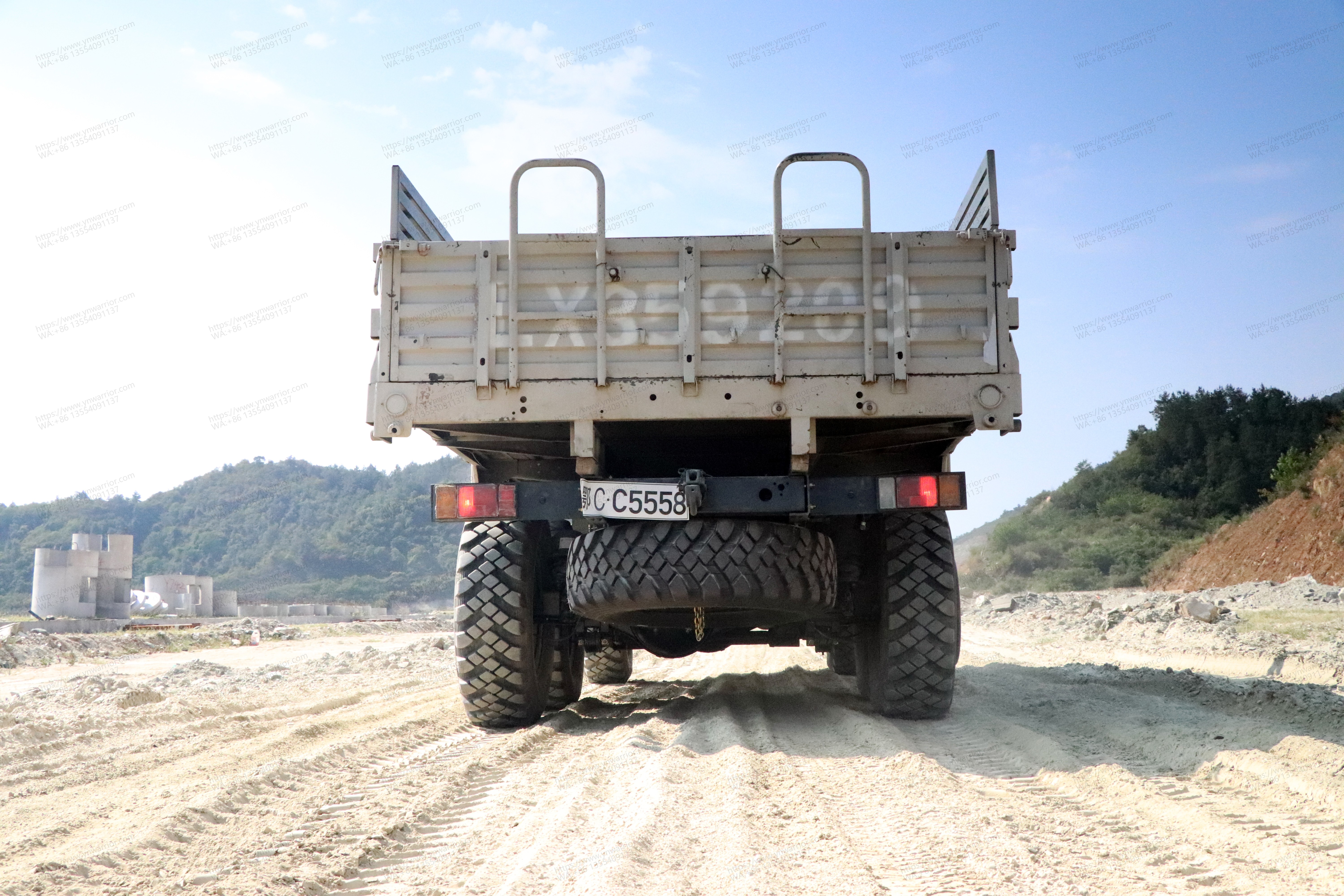 Dongfeng 6x6 off-road bulletproof troops carrier