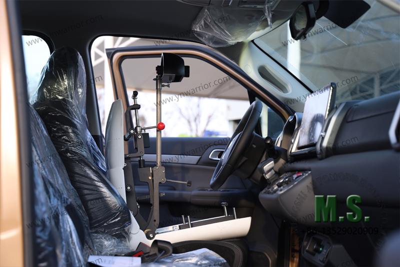 Chinese 4x4 high-end euro-6 double wishbone independents suspension pick-up cabin function test