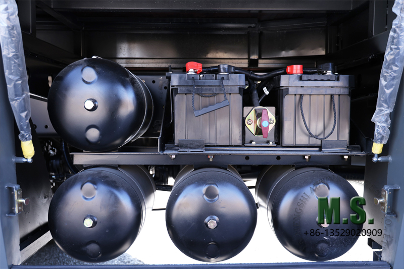 Dongfeng 6x6 off-road bus air brake and air clyinder, battery postion