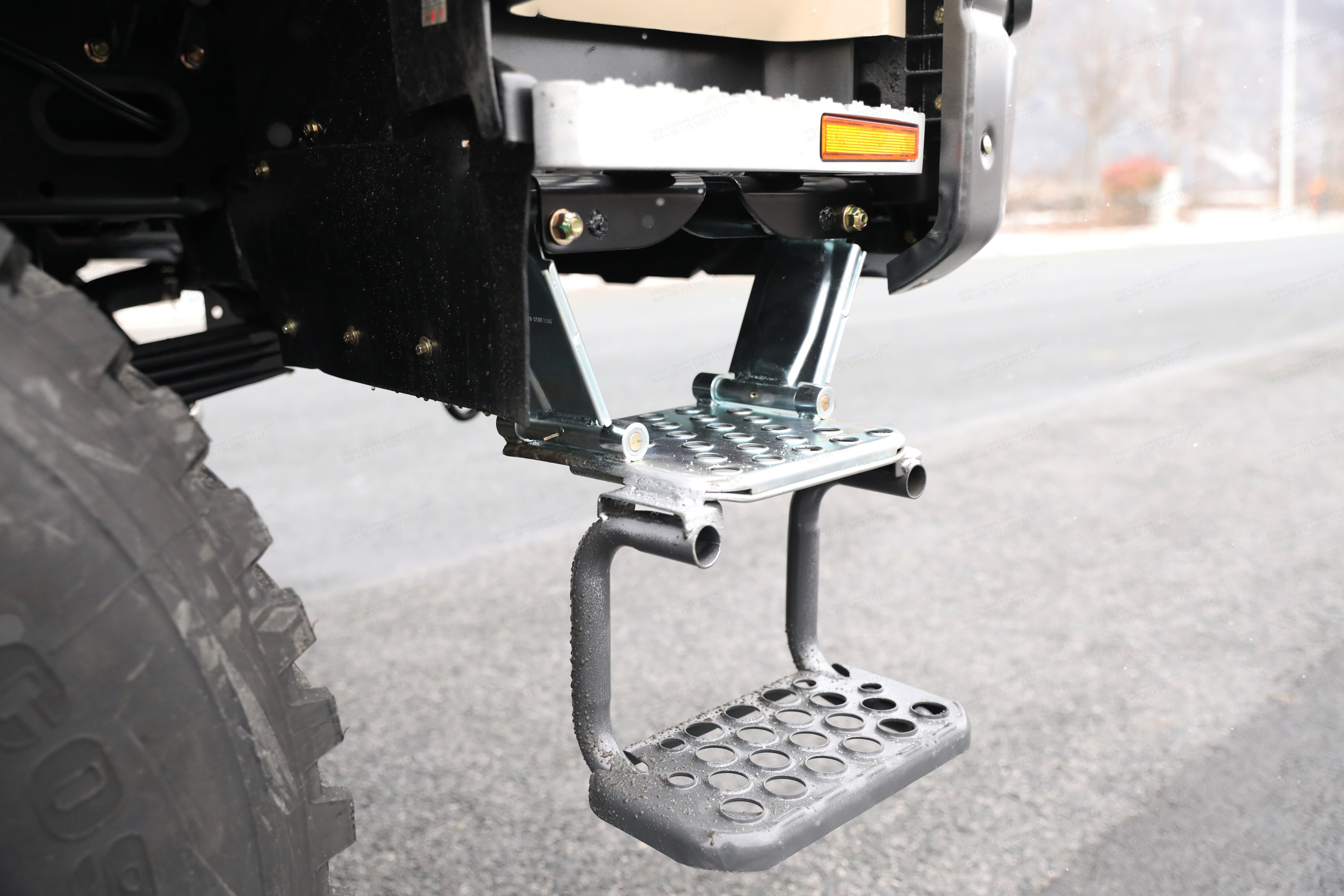 Chinese Dongfeng 8x8 truck chassis entrance pedal